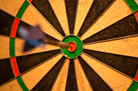 Dart spielen - Mi